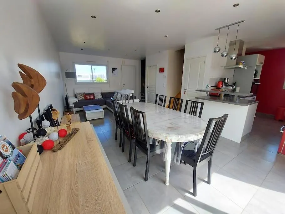 Maison Lumineuse, Quartier Calme, Proche Mer, 8 Personnes Santec